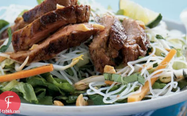 سلطة لحم الخنزير والأرز المعكرونة الفيتنامية بالكراميل