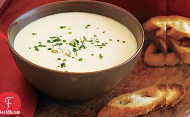 شوربة البطاطس والبصل والجبن الأزرق