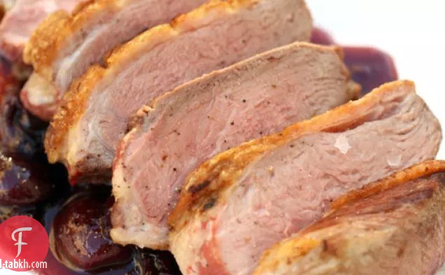 صدور بطة حلوة مع صلصة الكرز الطازجة