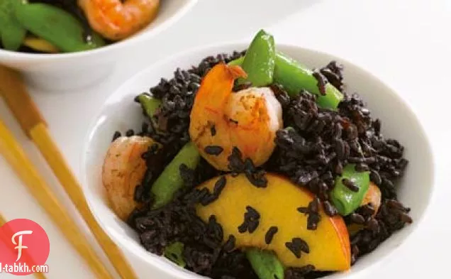 الأرز الأسود المحرم مع الروبيان والخوخ والبازلاء المفاجئة