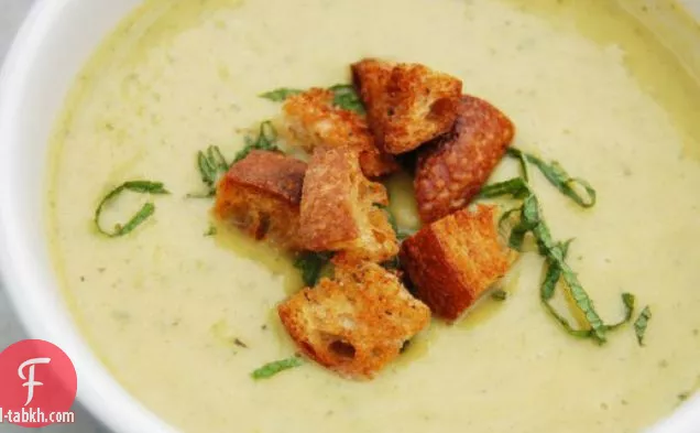 شوربة الاسكواش الصيفية المبردة مع الزبادي والنعناع والخبز المحمص