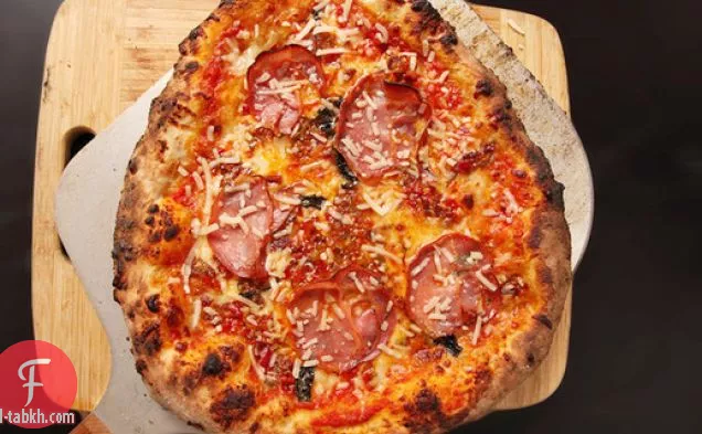 بيتزا على طريقة نيويورك مع لحم الخنزير المقدد-نكهة فلفل الكرز وكوبا