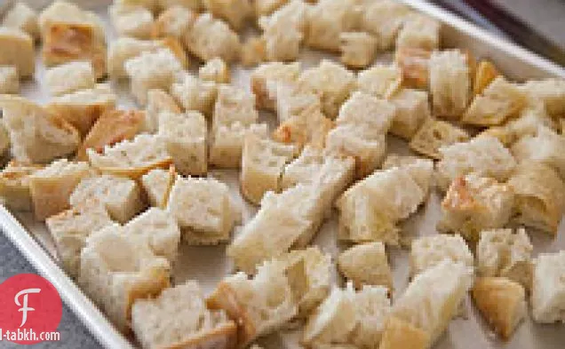 حساء الخبز (بانيد) مع البصل والسلق والفطر