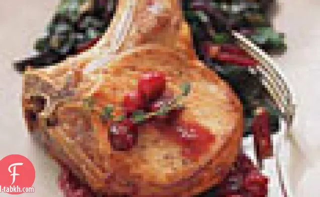 شرائح لحم الخنزير المحمص مع التوت البري والسلق السويسري الأحمر