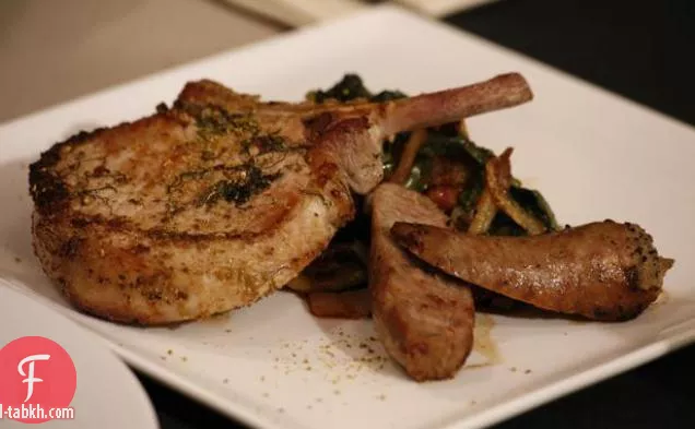 لحم الخنزير ثلاث طرق: شرائح لحم الخنزير المملح ، نقانق الشمر-فونتينا ، والسلق السويسري مع لحم الخنزير المقدد والشمر فوق كعك عصيدة من دقيق الذرة