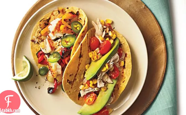 تاكو الدجاج المبشور مع الطماطم والذرة المشوية