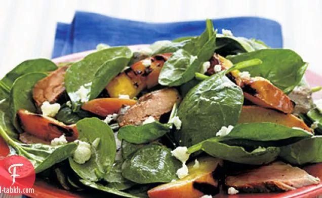 سلطة السبانخ مع لحم الخنزير المشوي والنكتارين
