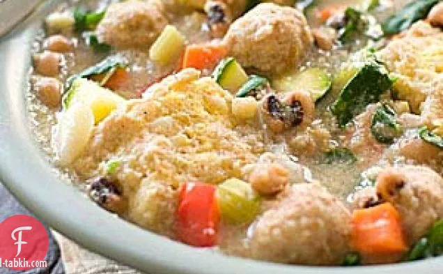 شوربة البازلاء ذات العيون السوداء مع فطائر الديك الرومي وخبز الذرة