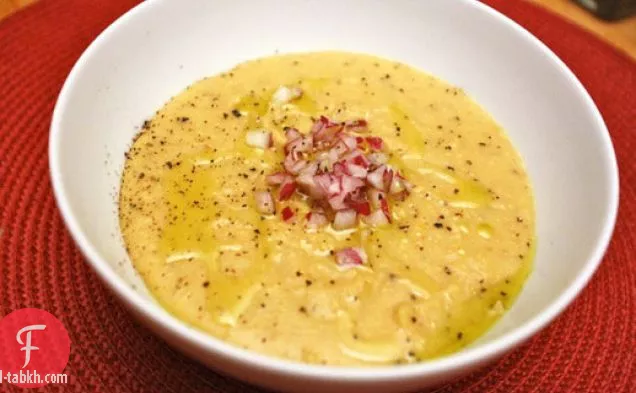 عشاء الليلة: حساء البازلاء الأصفر اليوناني مع البصل الأحمر والليمون