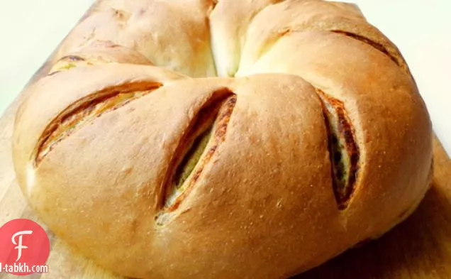 خبز الخبز: خبز دوامة الطماطم والبيستو