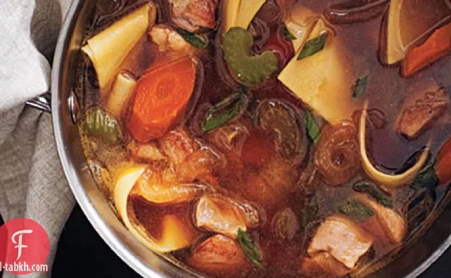 شوربة دجاج غنية بالنودلز الطازجة