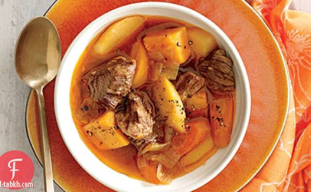 لحم بقري مطهو ببطء مع البصل والبطاطا الحلوة والجزر الأبيض