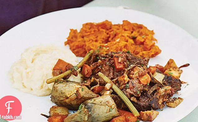 ضلوع قصيرة مطهية بالنبيذ مع الجزر الأبيض والجزر والخرشوف