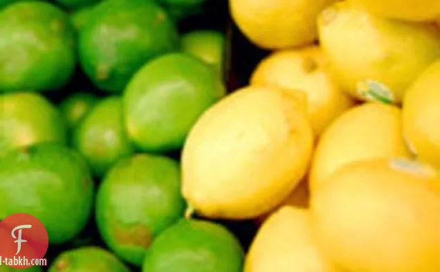 الليمون الجير 'كريمسيكليس': شخص بالغ يأخذ البوب المجمد الكلاسيكي