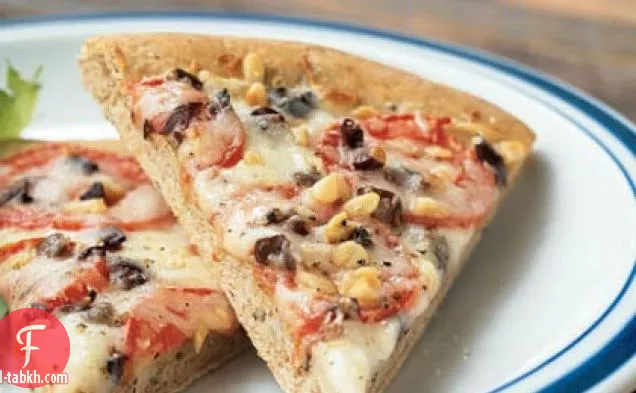 بيتزا فونتينا والزيتون والطماطم مع قشرة القمح الكامل بالريحان