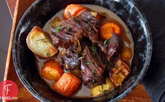 وعاء الثوم المشوي مع البطاطس المحمصة والخضروات الجذرية