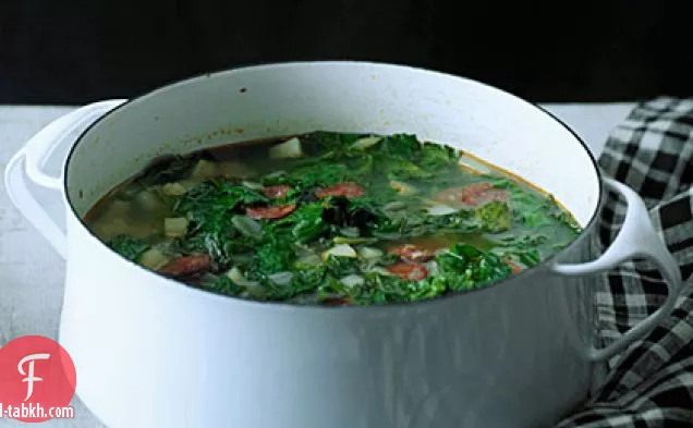 حساء الكرنب الروسي الأحمر والكوريزو (كالدو فيردي)