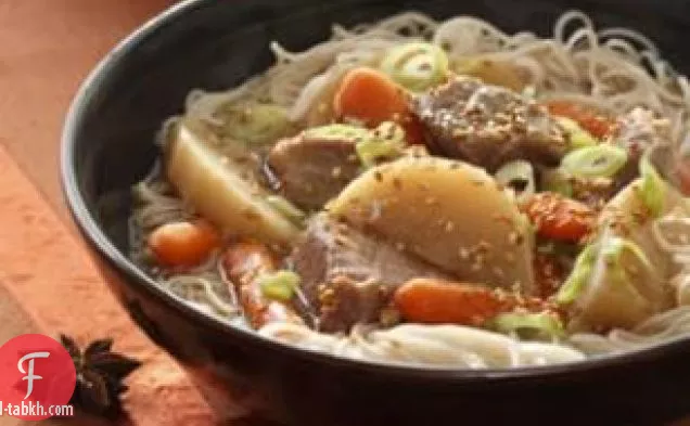 لحم الخنزير الصيني والخضروات وعاء ساخن