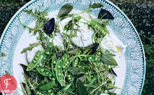 سلطة البازلاء المفاجئة مع البوراتا