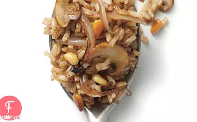 أرز بني مقلي بالفطر والصنوبر