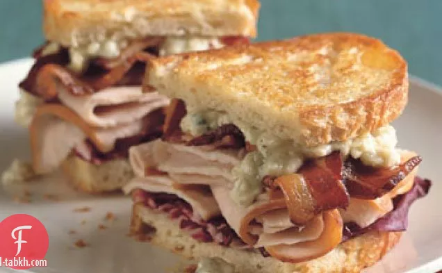 شطائر الديك الرومي المشوي ، لحم الخنزير المقدد ، راديتشيو ، والجبن الأزرق