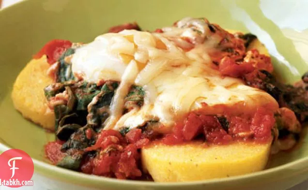 بيض إيطالي فوق السبانخ وعصيدة من دقيق الذرة