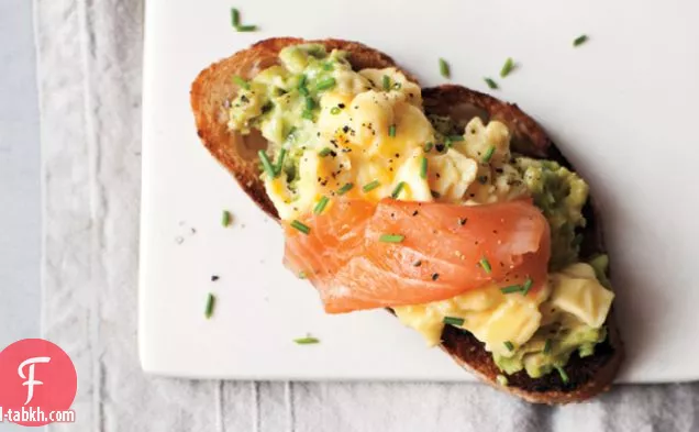 البيض المخفوق والأفوكادو والسلمون المدخن على الخبز المحمص