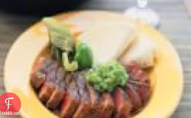 ستيك مشوي مع صلصة الأفوكادو والتوماتيلو والتورتيلا