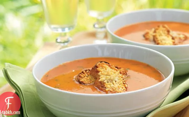 شوربة طماطم مشوية مع خبز محمص بارميزان