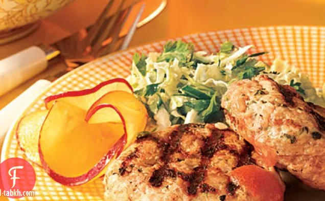 فطائر لحم الخنزير مع صلصة البرقوق وسلطة الكرنب نابا