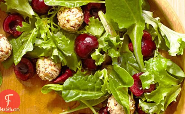 خضار مختلطة مع الكرز وكرات جبنة الفيتا
