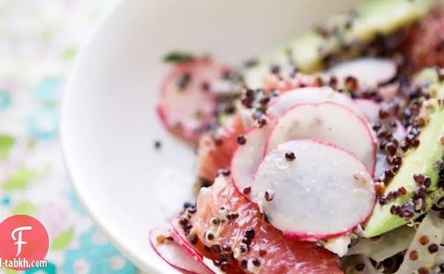 سلطة معززة بالفيتامينات مع الكينوا الأسود والشمر والأفوكادو و غرام