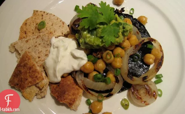 ستيك فطر بورتوبيللو مع حبوب الحمص وصلصة الأفوكادو