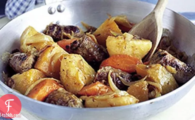 السجق والخضروات الجذرية ستوفي