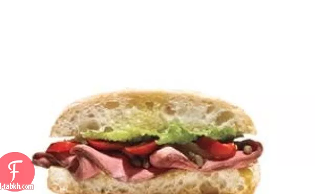 لحم البقر المشوي وساندويتش الفلفل الكرز الحلو
