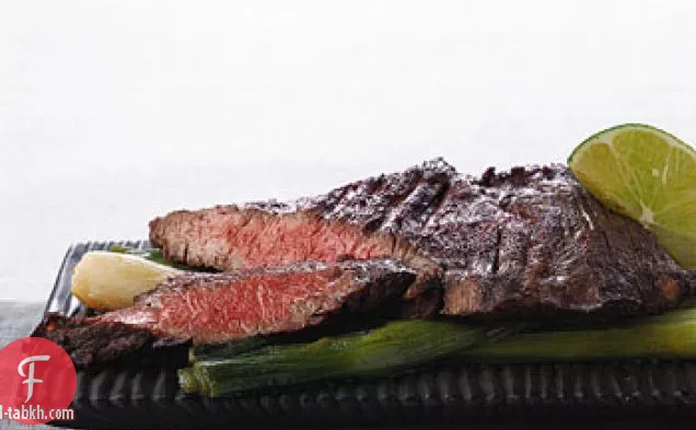 شريحة لحم تنورة سوتيه مع البصل الأخضر مطهو ببطء