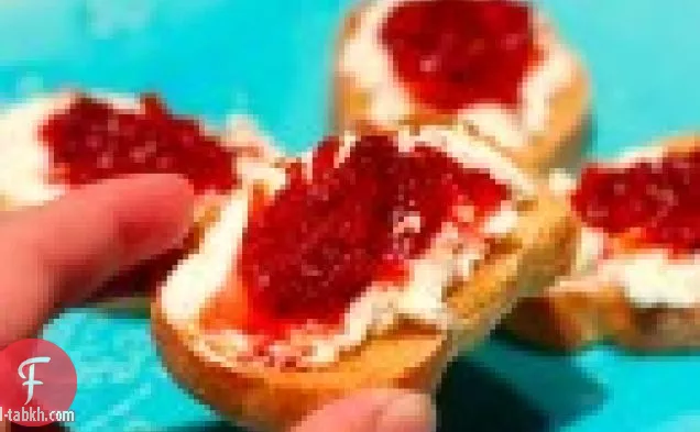 جبن الماعز كروستيني مع البرتقال الدم ومربى الفلفل الأسود