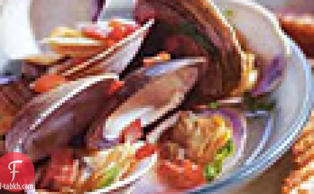 المحار المطهو على البخار مع لحم الخنزير والفلفل والريحان