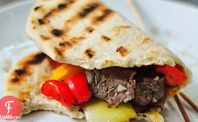 كباب روزماري ليمون مع خبز مسطح