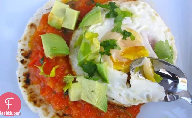 أريبا كون هويفو فريتو ، هوجاو واي أغواكيت (أريبا مع البيض والأفوكادو وصلصة الكريول)