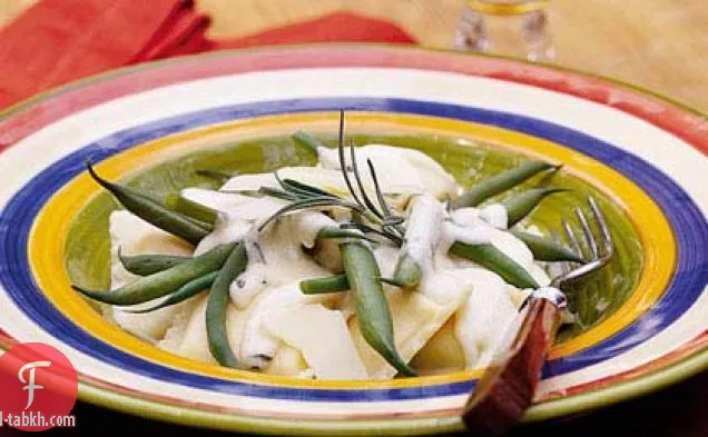 الفاصوليا الخضراء ألفريدو مع رافيولي الجبن