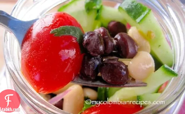 سلطة الفاصوليا السوداء والبيضاء (إنسالادا دي فريجولز نيجروس واي بلانكوس)