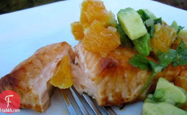 سمك السلمون يخدع السالسا دي ماندارينا و أغواكاتي (سمك السلمون مع اليوسفي والأفوكادو السالسا)