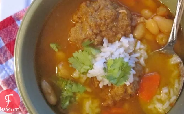 سوبا دي فريجولز بلانكوس كون إرمنديغاس (فاصوليا بيضاء وشوربة كرات اللحم)