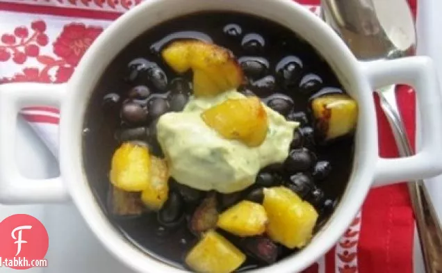 حساء الفاصوليا السوداء مع الموز الحلو وكريم الأفوكادو والكمون
