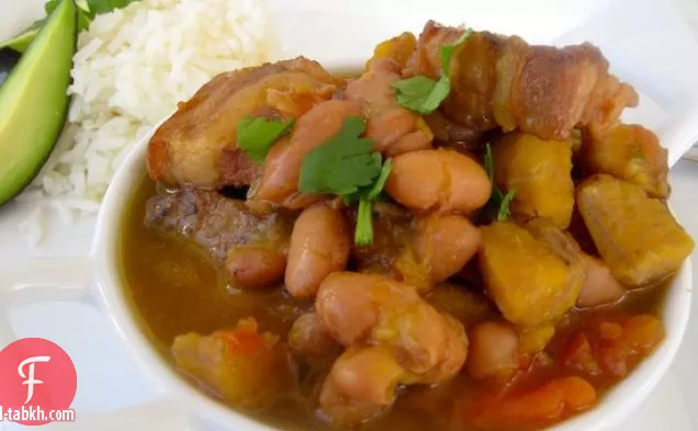 فريجولز كون تشيتشارون أو غارا (يخنة الفاصوليا مع بطن لحم الخنزير)