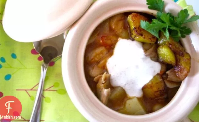 كازويلا دي بولو واي فريجولز بلانكوس (طاجن الفاصوليا البيضاء والدجاج)