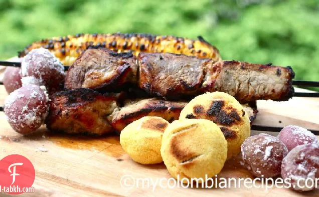 تشوزوس أو بينشوس دي سيردو (أسياخ لحم الخنزير المشوي الكولومبي)