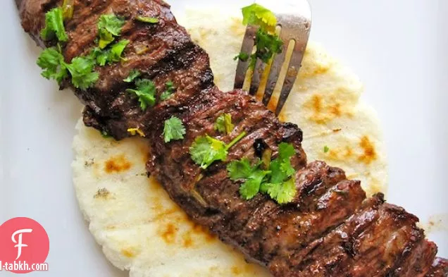 أريبا كون كارني أسادا (أريبا مع لحم بقري مشوي على الطريقة الكولومبية)