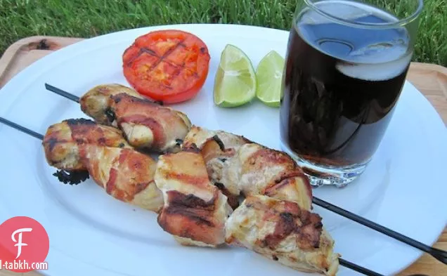 تشوزوس دي بولو كون توسينيتا (أسياخ الدجاج ولحم الخنزير المقدد)